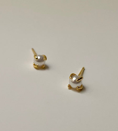 Pearl Stud Earrings ✨ Dainty 18K Gold-Plated Everyday Jewelry